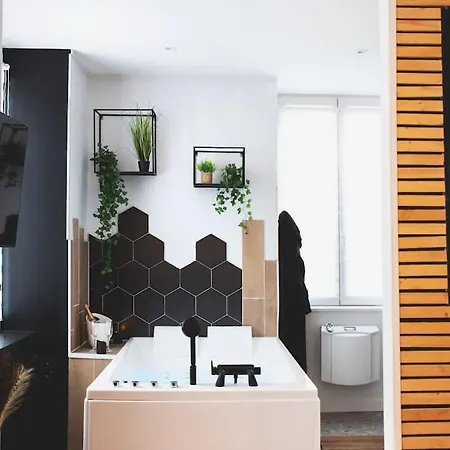 Room, La Douce Angevine أنجير