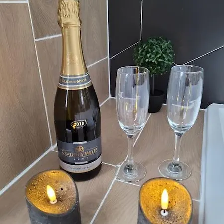 Apartment Room, La Douce Angevine *